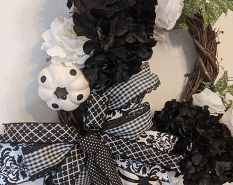 Corona de vid de otoño/Halloween en blanco y negro