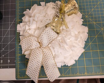 Mini corona de tela blanca. Perfecta para Navidad o cualquier ocasión especial.