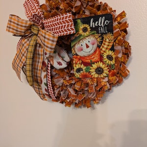 Mini corona de otoño con un adorable cartel de espantapájaros. Perfecta para espacios pequeños