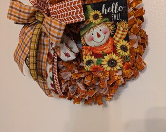 Mini corona de otoño con un adorable cartel de espantapájaros. Perfecta para espacios pequeños