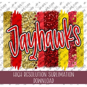 Op de afbeelding: Een sublimatieontwerp met het woord "Jayhawks" in rood met een witte omtrek. Het woord is geplaatst op een achtergrond van rode, gele en gouden strepen met glitteraccenten.