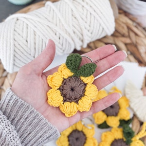 Sunflower keychain, floral crochet, small gift for someone you love , key accessories, gift for her, flower lover, yellow and black, hippy