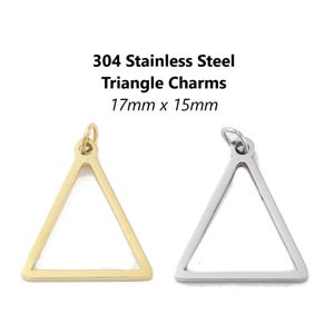 Peut inclure: Deux breloques triangulaires en acier inoxydable 304. Les breloques mesurent 17 mm x 15 mm et sont disponibles en or et en argent.