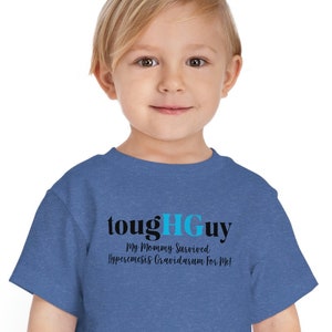 Puede incluir: Una camiseta azul para niños pequeños con el texto "toughHGuy My Mommy Survived Hyperemesis Gravidarum For Me!"