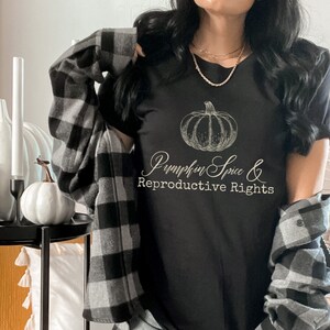 パンプキンスパイス生殖権フェミニストシャツ女性の権利抗議シャツフェミニズムシャツ子宮なし意見なしロー対ウェイド判決転倒シャツ