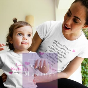 Könnte beinhalten: Ein weißes T-Shirt mit rosa Herzen und dem Text "I am Worth It! toughGirl" und "Vinyl Musings". Eine Frau und ein kleines Kind tragen die Shirts. Das Shirt der Frau hat auch Text, der medizinische Behandlungen auflistet, darunter "270 Dosen Zofran", "153 Dosen Reglan", "82 Beutel Flüssigkeit", "63 Dosen Phenergan", "40 Pfund verloren", "35 Tage im Krankenstand", "24 Ultraschalluntersuchungen" und "12 IV-Starts".