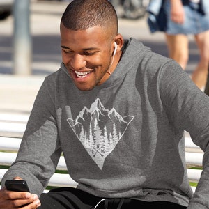 Sweat à capuche PNW, Montagne, Design graphique, Pacific Northwest hoodi, cadeau pour lui, cadeau pour elle, en haut à gauche, PNW Racines, Arbres