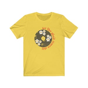 K&ouml;nnte beinhalten: Gelbes T-Shirt mit einem Vintage-Schallplatten-Design und dem Text "Let the good times roll" in Orange und Rot.