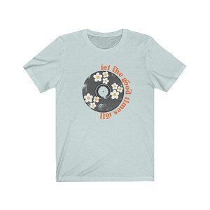 K&ouml;nnte beinhalten: Hellblaues T-Shirt mit einem Vintage-Schallplatten-Design und dem Text "let the good times roll" in Orange.
