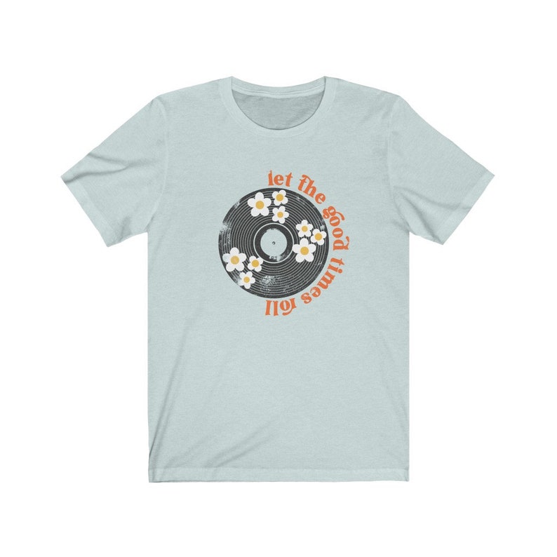 K&ouml;nnte beinhalten: Hellblaues T-Shirt mit einem Vintage-Schallplatten-Design und dem Text "let the good times roll" in Orange.