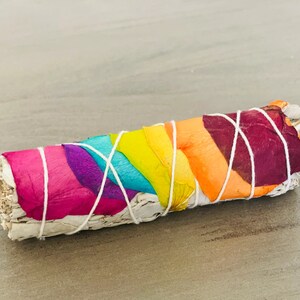 Sauge blanche avec Rainbow Chakra Roses Smudge Sticks