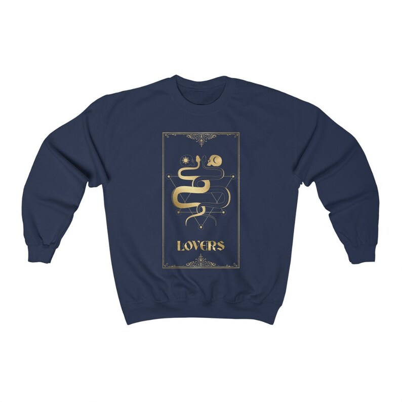 Puede incluir: Sudadera azul marino con un gr&aacute;fico dorado de una serpiente y la palabra "LOVERS" en un marco decorativo.