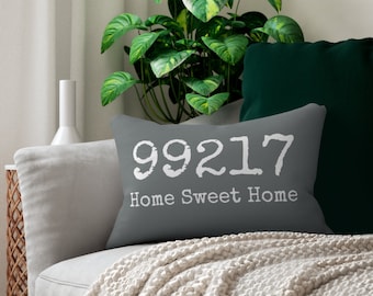 Puede incluir: Cojín gris con texto blanco que dice "99217 Home Sweet Home".