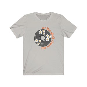 K&ouml;nnte beinhalten: Ein hellgraues T-Shirt mit einem Vintage-Schallplatten-Design. Die Schallplatte hat ein Schwarz-Wei&szlig;-Design mit wei&szlig;en G&auml;nsebl&uuml;mchen am Rand. Der Text "let the good times roll" ist in Orange um die Schallplatte herum geschrieben.