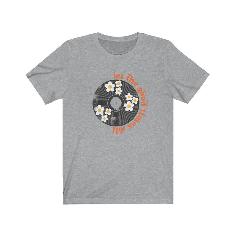 K&ouml;nnte beinhalten: Ein heidefarbenes T-Shirt mit einem Vintage-Schallplatten-Design und dem Text "Let the good times roll" in Orange.