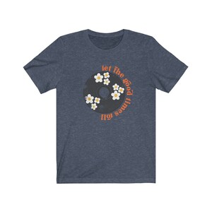 K&ouml;nnte beinhalten: Ein marineblaues T-Shirt mit einem Vintage-Schallplatten-Design mit wei&szlig;en G&auml;nsebl&uuml;mchen und dem Text "Let the good times roll".