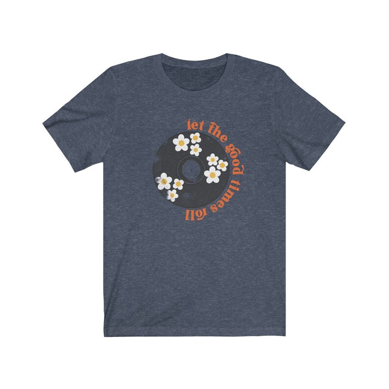 K&ouml;nnte beinhalten: Ein marineblaues T-Shirt mit einem Vintage-Schallplatten-Design mit wei&szlig;en G&auml;nsebl&uuml;mchen und dem Text "Let the good times roll".