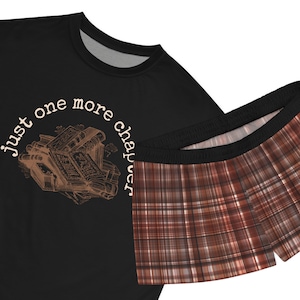 以下が含まれることがあります： 赤と白の格子柄の黒と白のパジャマセット。トップには「Just one more chapter」という文字が書かれています。
