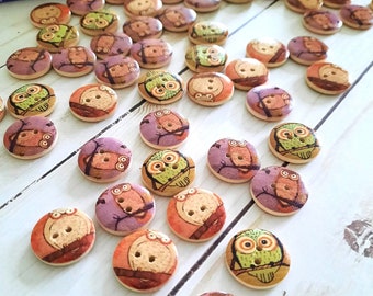 Puede incluir: Surtido de botones de madera con forma de búho en varios colores y diseños. Los botones presentan búhos con ojos, picos y plumas de diferentes colores. Algunos botones tienen un fondo morado, mientras que otros tienen un fondo marrón.