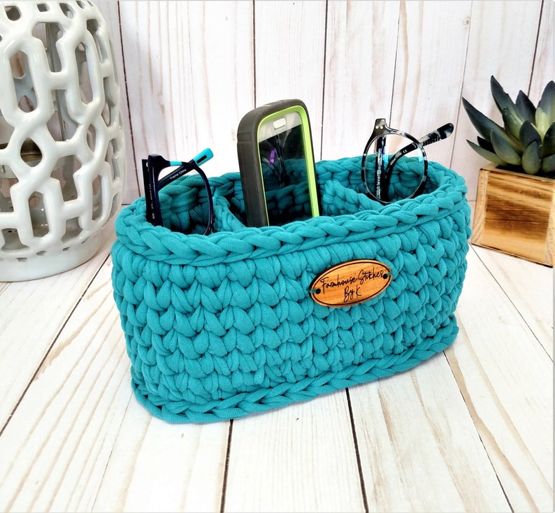 Puede incluir: Organizador de crochet de color turquesa con tres compartimentos, un tel&eacute;fono m&oacute;vil, gafas y una etiqueta de madera que dice "Fraemhouse Gather Box".