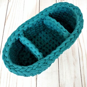 Puede incluir: Cesta de almacenamiento de crochet azul turquesa con tres compartimentos divididos.