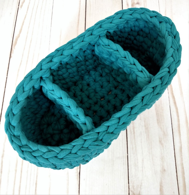 Puede incluir: Cesta de almacenamiento de crochet azul turquesa con tres compartimentos divididos.