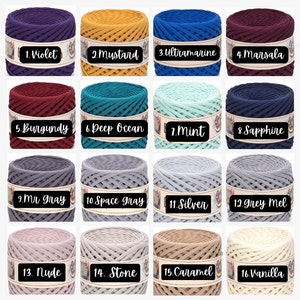 Puede incluir: Una colecci&oacute;n de 16 carretes de cuerda de algod&oacute;n en varios colores, incluyendo violeta, mostaza, ultramar, marsala, burdeos, azul profundo, menta, zafiro, gris se&ntilde;or, gris espacial, plata, gris mel, nude, piedra, caramelo y vainilla. Cada carrete est&aacute; etiquetado con un n&uacute;mero y un nombre de color.