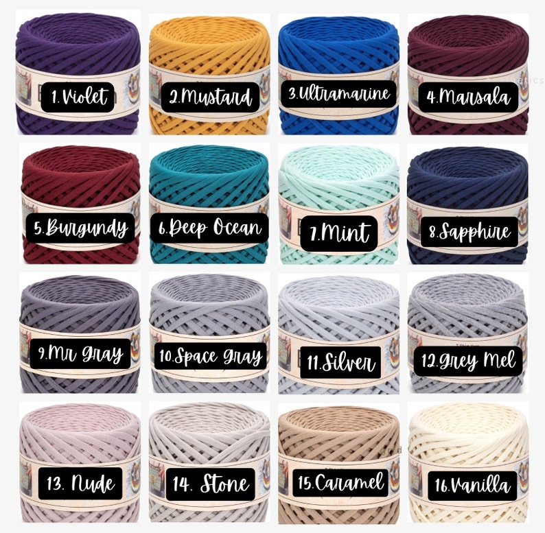 Puede incluir: Una colecci&oacute;n de 16 carretes de cuerda de algod&oacute;n en varios colores, incluyendo violeta, mostaza, ultramar, marsala, burdeos, azul profundo, menta, zafiro, gris se&ntilde;or, gris espacial, plata, gris mel, nude, piedra, caramelo y vainilla. Cada carrete est&aacute; etiquetado con un n&uacute;mero y un nombre de color.