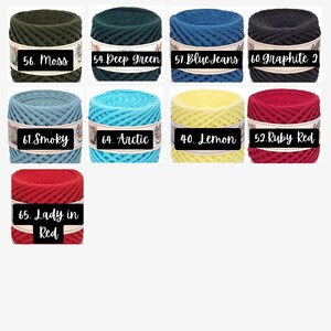 Puede incluir: Una colecci&oacute;n de ovillos de lana de colores con n&uacute;meros y nombres, incluyendo Moss, Deep Green, Blue Jeans, Graphite 2, Smoky, Arctic, Lemon, Ruby Red y Lady in Red.