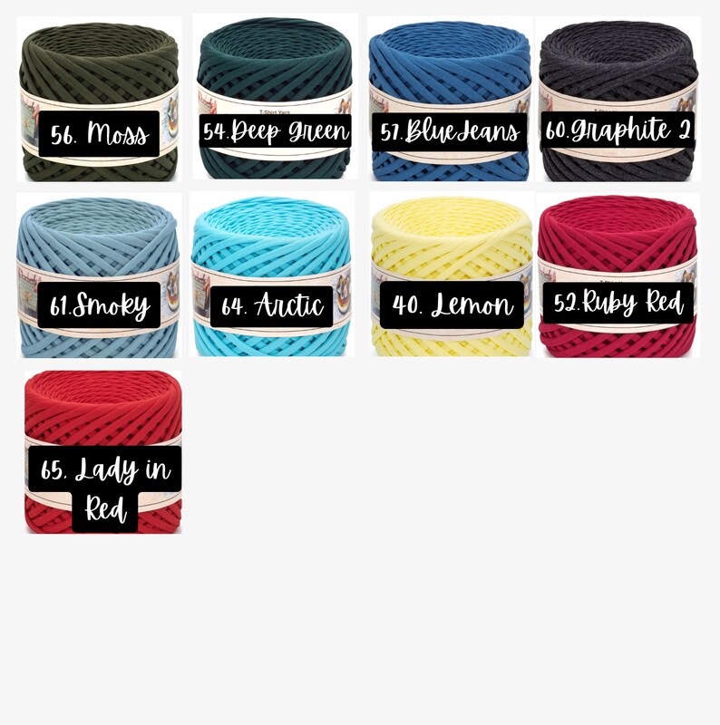 Puede incluir: Una colecci&oacute;n de ovillos de lana de colores con n&uacute;meros y nombres, incluyendo Moss, Deep Green, Blue Jeans, Graphite 2, Smoky, Arctic, Lemon, Ruby Red y Lady in Red.