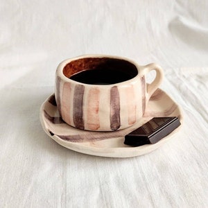 Juego de taza y platillo de cerámica artesanal - Hecho a pedido / Diseño único de rayas / Cerámica artesanal - Regalo para amantes del café - Hecho a pedido