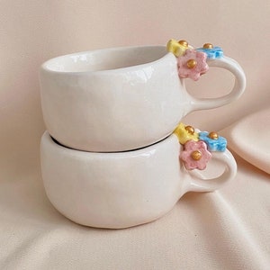 Tazza in ceramica fatta a mano con manico a forma di fiore colorato – Whimsical Pottery