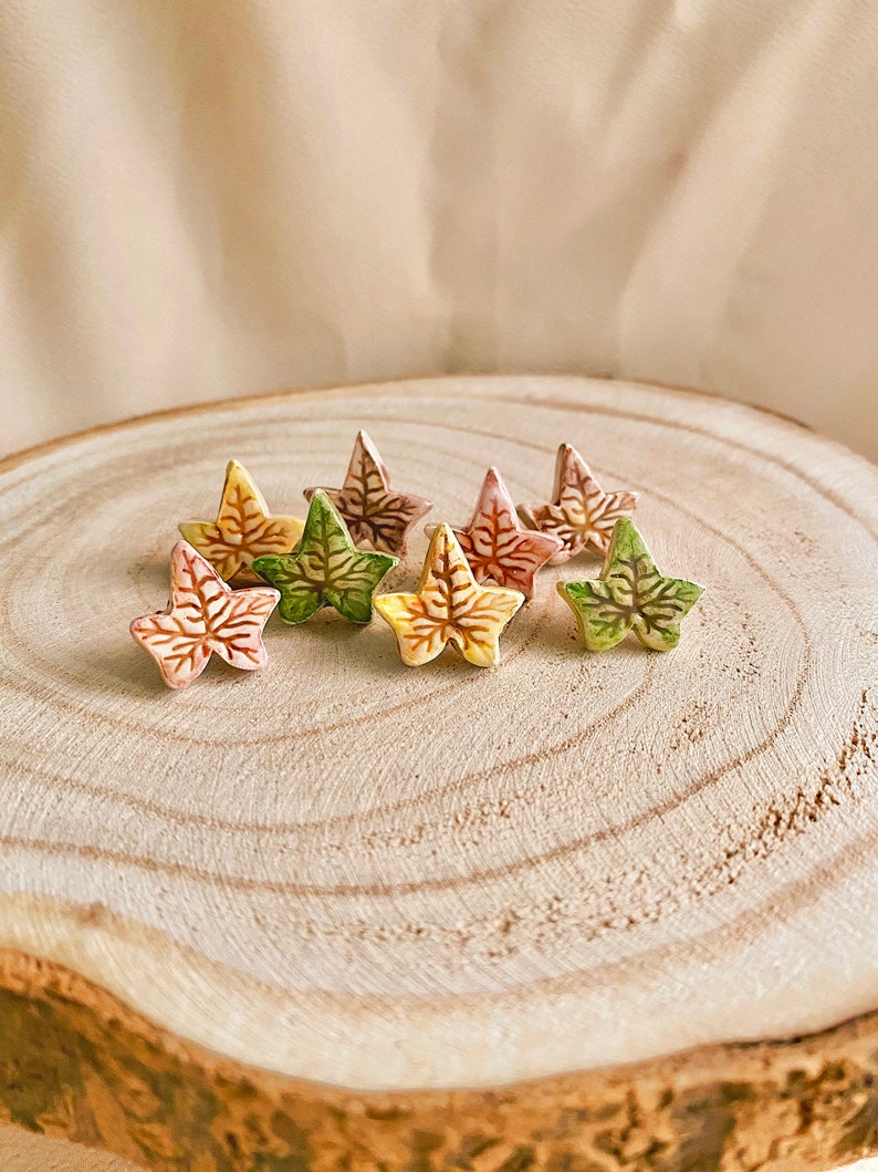 Pendientes de hoja de cerámica hechos a mano Pendientes delicados de botón Joyería de verano Regalo único para ella imagen 8