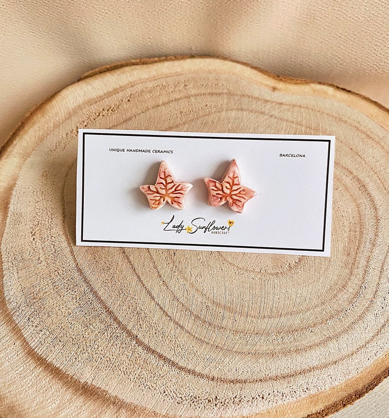 Pendientes de hoja de cerámica hechos a mano Pendientes delicados de botón Joyería de verano Regalo único para ella imagen 4