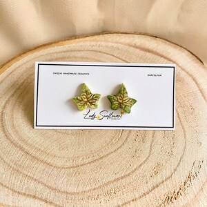 Pendientes de hoja de cerámica hechos a mano Pendientes delicados de botón Joyería de verano Regalo único para ella imagen 3