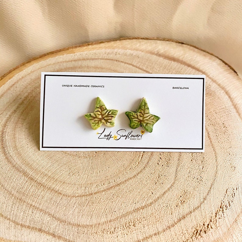 Pendientes de hoja de cerámica hechos a mano Pendientes delicados de botón Joyería de verano Regalo único para ella imagen 3