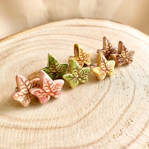 Pendientes de hoja de cerámica hechos a mano Pendientes delicados de botón Joyería de verano Regalo único para ella imagen 10