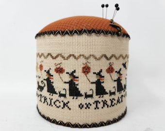 Homespun Elegance cross-stitched TRICK or TREAT PARADE Pindrum