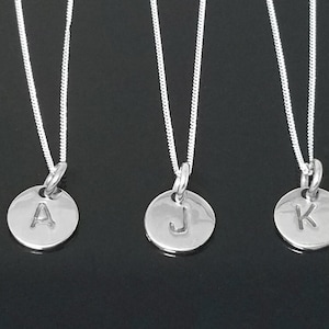 925 Sterling Silber Anfangsmonogramm Disc Anhänger Charme personalisierte Alphabet, Buchstabe, Hand gestempelt Brautjungfer Freund Geschenk Mutter Geschenk, 925