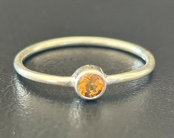 Anillo apilable redondo de plata de ley 925 con citrino, tallas US 5, 6, 7, 8, 9 y 10. Anillo apilable de plata con citrino, piedra natal de noviembre, color amarillo.