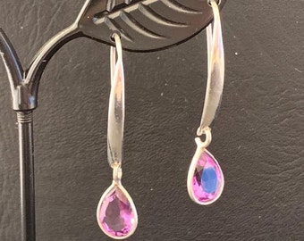 Orecchini pendenti a forma di goccia celtica con chiusura a leva e ametista viola ovale - Argento Sterling 925 - Chiusura a leva - Pietra preziosa sfaccettata naturale e autentica - Italia Orecchini pendenti a forma di goccia celtica con chiusura a leva e ametista viola ovale - Argento Sterling 925 - Chiusura a leva - Pietra preziosa sfaccettata naturale e autentica - Italia