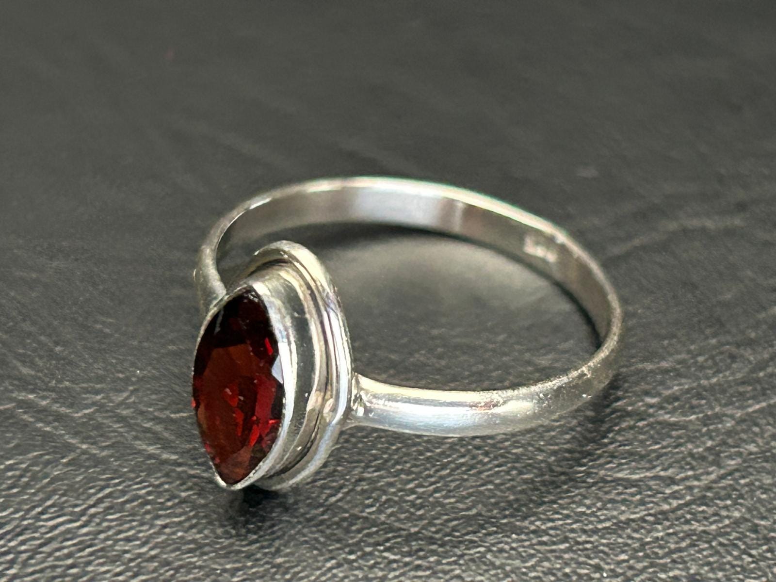 Bague Grenat Marquise Biseauté 20x10x7mm - 14 Carats - Argent Massif 925 - Taille Réglable - Neuf Avec étiquettes