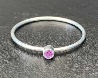Anillo de amatista en plata de ley 925, piedra preciosa apilable, tamaño 5, 6, 7, 9 y 10. Anillo apilable de amatista morada en solitario, anillo minimalista diminuto.