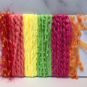 Paquete de muestra de fibra/hilo mixto Tutti Frutti de 12 yardas para adornos, costura lenta, collage, tejido, borlas y más.