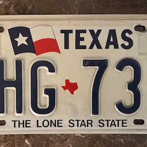Matrícula antigua de Texas, con relieve THG 73Y, década de 1990, "Bandera de Texas" y "El Estado de la Estrella Solitaria".
