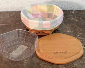 La cesta hexagonal Longaberger vintage de 2001 incluye una tapa de madera y un forro de tela.