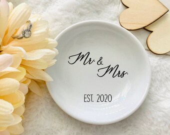 Mr & Mrs Ring Dish, Wedding Gift, Couples Gift, Engagement Gift, Personalized Ring Dish, Engagement Jewelry Dish, Bride to Be Ring Dish