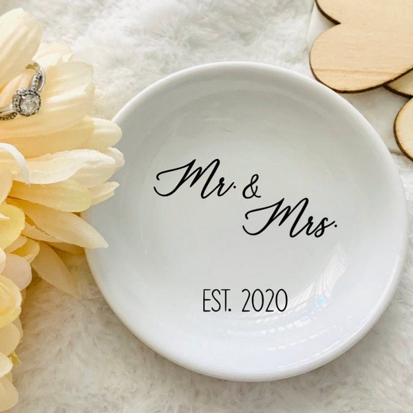 Mr & Mrs Ring Dish, Wedding Gift, Couples Gift, Engagement Gift, Personalized Ring Dish, Engagement Jewelry Dish, Bride to Be Ring Dish