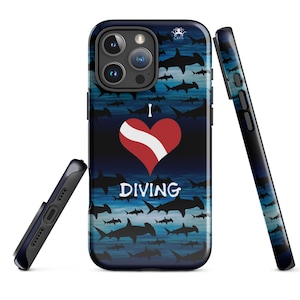 Estuche rígido CAVIS con bandera de buceo para iPhone®, protector de teléfono con tiburones martillo I Love Diving