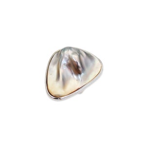 Könnte beinhalten: Ein Ring aus Silber mit einer weißen und grauen, irisierenden Perle. Die Perle hat eine einzigartige, unregelmäßige Form.